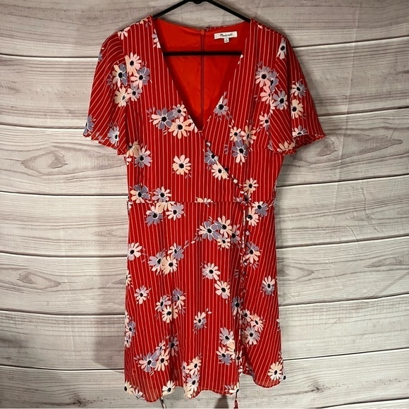 MADEWELL Button Wrap Dress in Floral Daisy Society - Picture 3 of 13